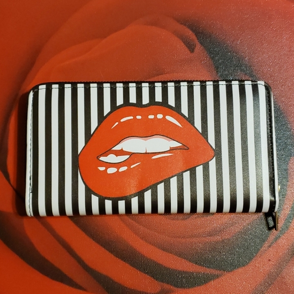 Fashion Wallet - Picture 2 of 3